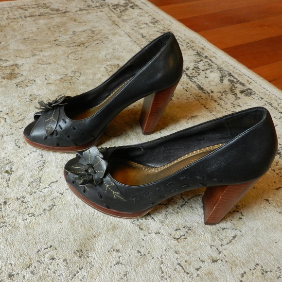 Seychelles Vintage Inspired Peep Toe Pumps - Picture 2 of 6